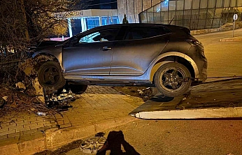 Elazığ'da Kontrolden Çıkan Otomobil Duvara Çarptı