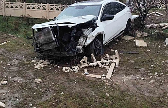 Elazığ'da Otomobilin Mezarlığa Girdiği Kazada 2 Kişi Yaralandı