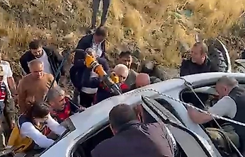 Elazığ'da Feci Kaza: Otomobil Şarampole Uçtu, 3 Yaralı