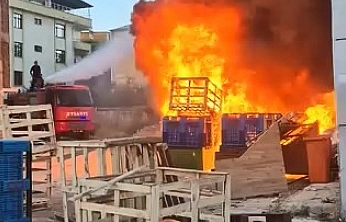 Elazığ'da Çıkan Palet Yangını Binaya Sıçradı