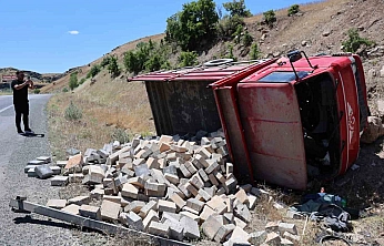 Elazığ'da Parke Taşı Yüklü Kamyonet Kaza Yaptı: 2 Yaralı