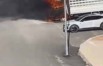 Elazığ'da Seyir Halindeki Pikap Alev Aldı
