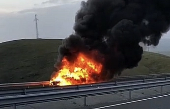 Elazığ'da Hareket Halindeki Otomobil Yandı