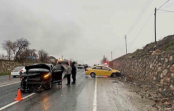 Elazığ'da Kaza: 2 Kişi Yaralandı