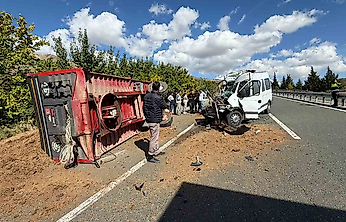 Elazığ'da Traktör ile Minibüs Çarpıştı: 1 Yaralı