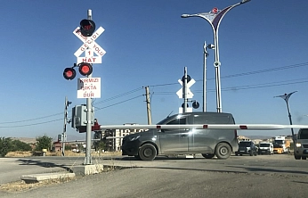 Elazığ'da Tren Yolunda Tehlikeli Anlar Kamerada