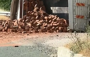 Tuğla Yüklü Kamyon Devrildi, 1 Kişi Yaralandı