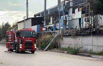 Elazığ'da Yalıtım Fabrikasında Çıkan Yangın 3,5 Saatlik Çalışmayla Söndürüldü