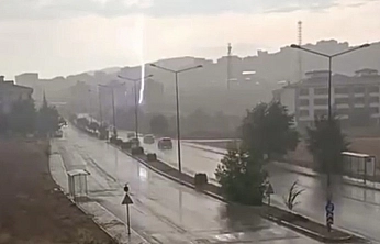 Elazığ'da Yıldırım Böyle Düştü: O Anlar Kamerada