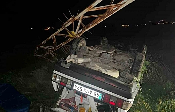 Feci Kaza: Araç Direğe Çarpıp Ters Döndü