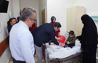 Fırat Üniversitesi Hastanesi'nde Minik Hastalara 29 Ekim Sürprizi