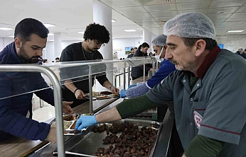 Fırat Üniversitesi'nde Öğrencilere Anne Eli Değmiş İftar
