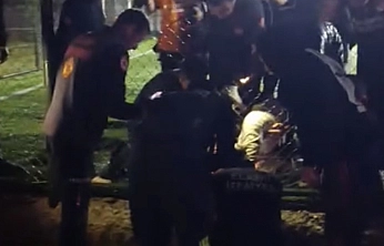 Halısahada Talihsiz Kaza: Koluna Tel Saplandı