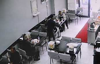Heimlich Manevrasıyla Kurtarıldı, Ardından Yemeğine Devam Etti
