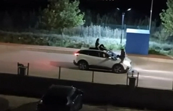 Tehlikeli Yolculuk Kamerada: İki Kadın Otomobilin Üzerinde Seyahat Etti