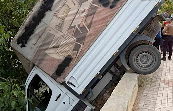 Korkutan Kaza: Kamyonet Bahçeye Uçtu, 1 Yaralı