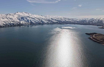 Kar ve Güneşin Buluştuğu Hazar Gölü Büyüledi
