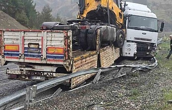 Kaza Yapan Tırı Taşıyan Tır Da Kaza Yaptı