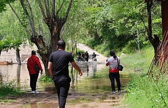 Keban Barajı'nda Kapaklar Açıldı: İşyeri Bahçelerini Su Bastı