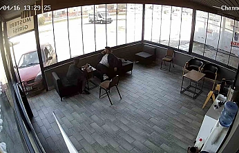 Etrafında Döndüğü Aracıya Çarpan Sürücü İş Yerine Girdi