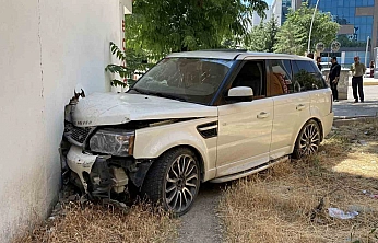 Kontrolden Çıkan Cip Yayalara Çarptı: 2 Yaralı