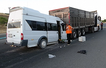 Malatya'da Tarım İşçilerini Taşıyan Minibüs Tıra Çarptı: 19 Yaralı
