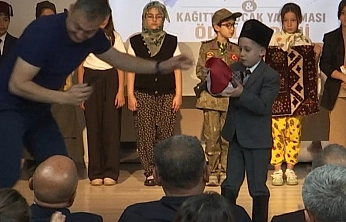 Minik Tuna ve Babasının Bayrak Hikâyesi Gönüllere Dokundu