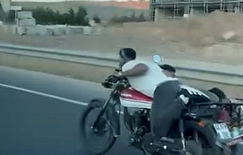 Tehlikeli Yolculuk Kamerada: Motosikletin Üzerine Uzandı