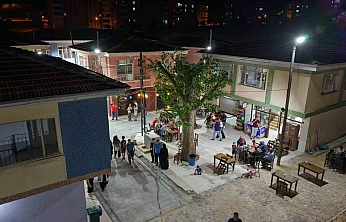 Seksenler Sokağı Akşam Saatlerinde Ziyaretçi Akınına Uğradı