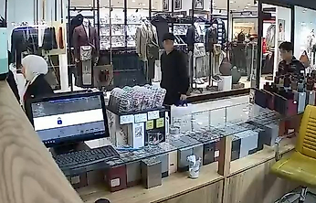 Önce Kokladı, Beğenince Parfümü Cebine Attı