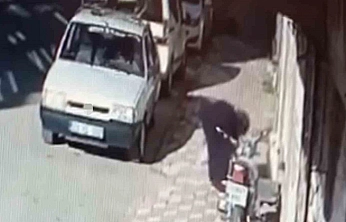Yere Düşen Parayı Alıp Uzaklaştı, Kameraya Yakalandı