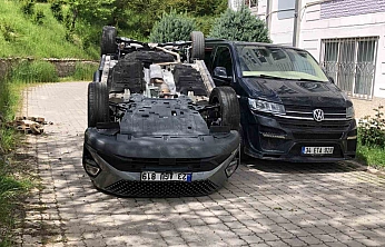 Site Girişine Yuvarlanan Otomobilde 2 Kişi Yaralandı