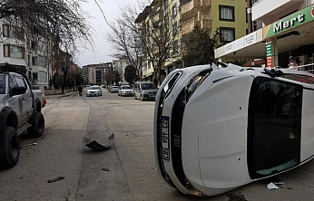 Park Halindeki Araca Çarpan Araç Yan Yattı