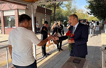 Rektör Göktaş'tan Öğrencilere Çiçekli Karşılama