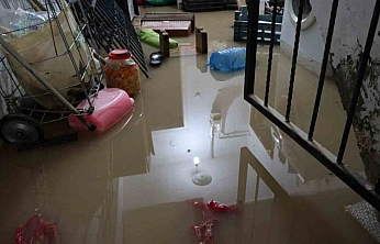 Su Baskını Yaşanan Evde Zor Anlar: Eşyaların Üzerine Basarak İlerlediler