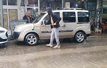 Sağanak Yağışı Fırsata Çevirdi, Aracını Yağmurda Yıkadı