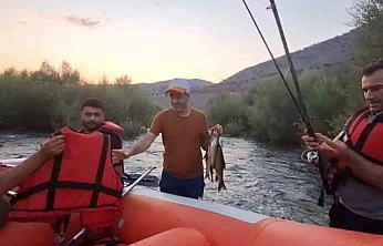 Nehirde Mahsur Kalan 2 Kişi Ekipler Tarafından Kurtarıldı