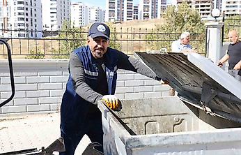 Temizlik Yaparken Bulduğu Çantadan 600 Bin Liralık Altın ve Döviz Çıktı