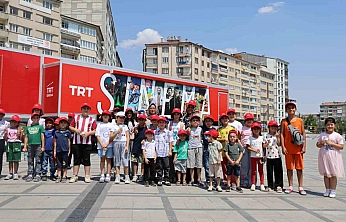 TRT Sinema Tırı Elazığlı Çocuklara Sinema Keyfi Yaşattı
