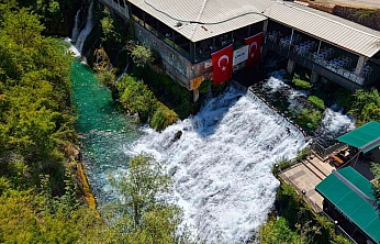 Yıllık 400 Bin Ziyaretçiyi Ağırlayan Çırçır Şelalesi Turkuaz Rengiyle Büyülüyor