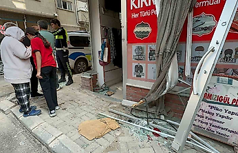 Minibüsle Çarpışan Ticari Taksi Terzi Dükkanına Girdi