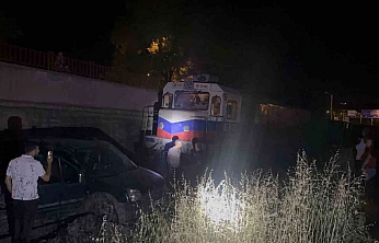 Feci Kaza: Yük Treni Hafif Ticari Aracı 120 Metre Sürükledi