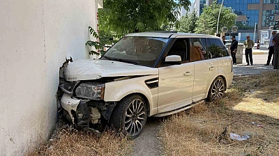 Kontrolden Çıkan Cip Yayalara Çarptı: 2 Yaralı