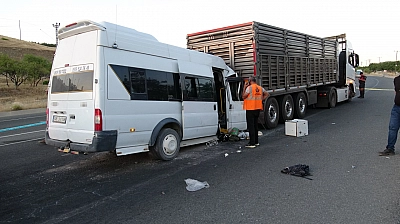 Malatya'da Tarım İşçilerini Taşıyan Minibüs Tıra Çarptı: 19 Yaralı