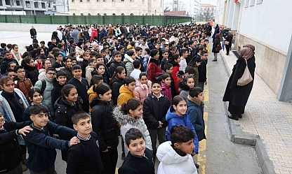 Depremde hayatını kaybedenler Elazığ'daki okullarda anıldı