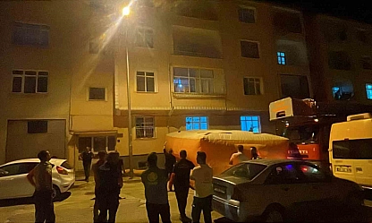 Balkondan Atlamak İsteyen Kişi Polisler Tarafından İkna Edildi
