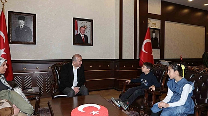 Bayrak Nöbeti Tutan Minik Öğrenciler Vali Hatipoğlu'nun Konuğu Oldu