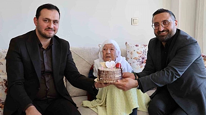 Cumhuriyet'le Yaşıt Nazife Nineye Anneler Günü Sürprizi
