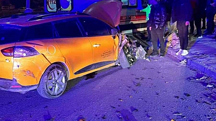 Elazığ'da Taksi ile Hafif Ticari Araç Çarpıştı: 4 Yaralı