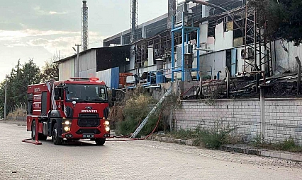 Elazığ'da Yalıtım Fabrikasında Çıkan Yangın 3,5 Saatlik Çalışmayla Söndürüldü